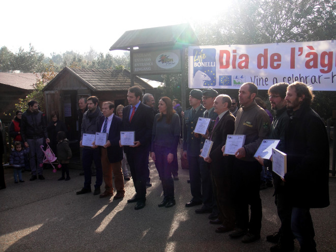La directora general de Medio Natural, Neus Lliteras, entrega los diplomas de reconocimiento a las diez entidades colaboradoras del Plan de Recuperación del Águila Perdicera en Mallorca