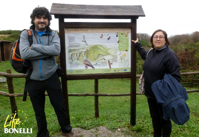 Alfonso y Carlota junto a uno de los carteles del proyecto Save the flayers