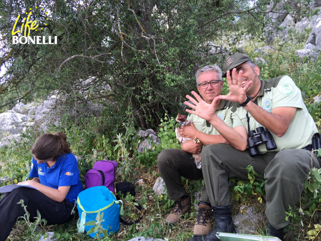 In the photo, a forest officer of Andalusia makes the gesture of the butterfly in support of the Red Natura 2000 Day.