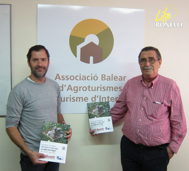 Lluís Parpal, gerente del COFIB, hace entrega a Miquel Artigues, presidente de la Asociación Balear de Agroturismos, de los trípticos divulgativos de LIFE Bonelli.