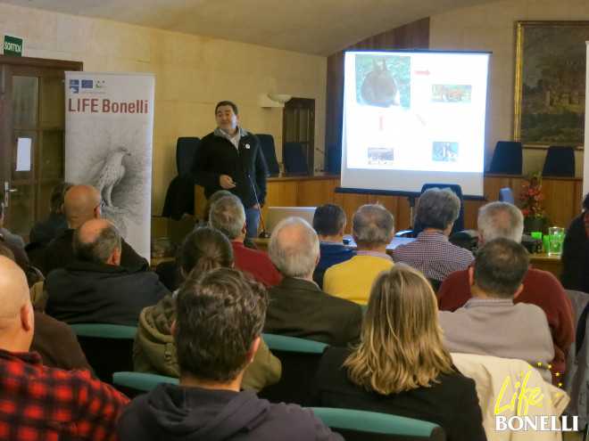 Rafael Villafuerte imparte su conferencia en la sala de plenos del Ayuntamiento de Andratx (Mallorca). 