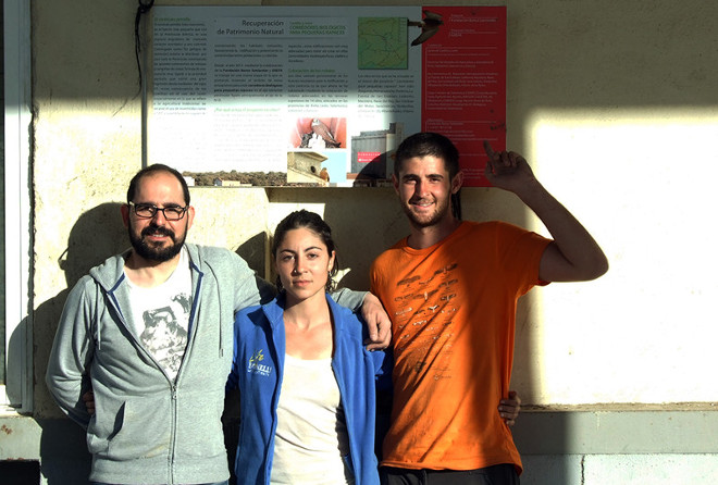 Álvaro, con camiseta naranja, junto con otros compañeros de GREFA, durante una jornada de trabajo dedicada al proyecto de conservación del cernícalo primilla en Castilla y León.