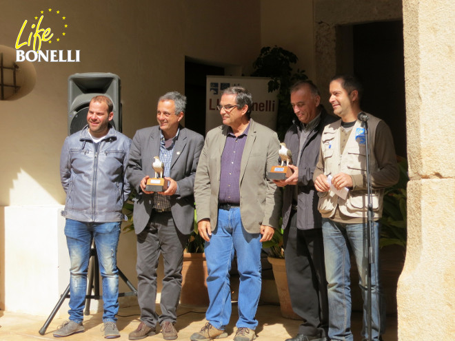 Los nuevos padrinos de LIFE Bonelli posan con la estatuilla de un águila de Bonelli que les fue entregada.
