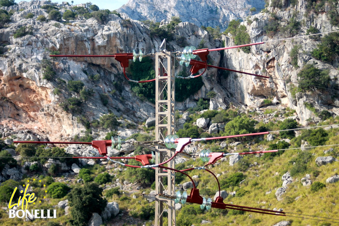 Peligrosa torre de derivación del tendido eléctrico situado cerca de un territorio de águila de Bonelli en Mallorca, ahora ya corregida completamente.