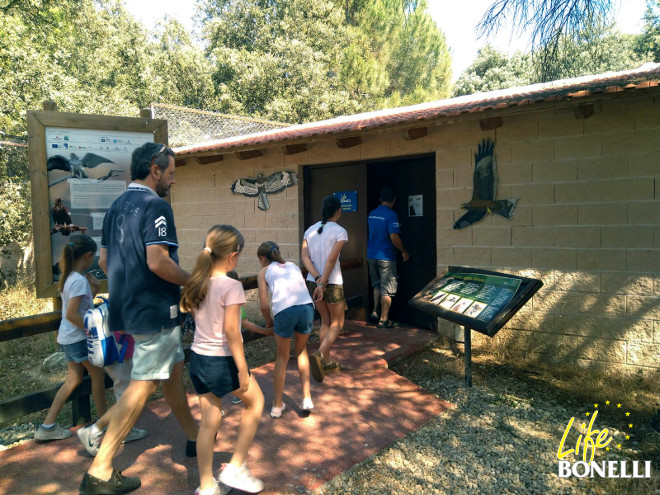 Visitantes a punto de entrar al recinto educativo de las grandes águilas durante las Jornadas de Puertas Abiertas de GREFA y el Día del Águila de LIFE Bonelli.