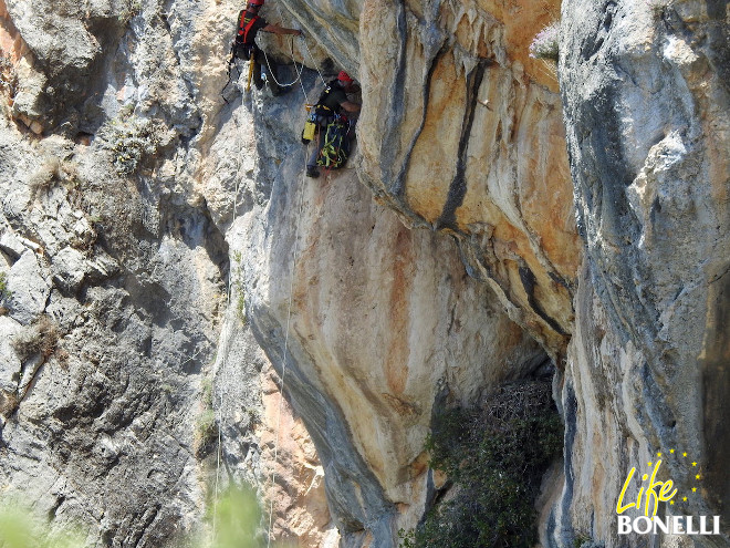 Dos escaladores, uno del MAPAMA y otro un Agente de Medio Ambiente de Baleares acceden al nido donde se encuentra "Gorg".