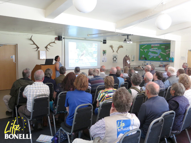 Momento de la presentación de LIFE BONELLI en la BirdFair de Rutland por parte de la bióloga Carlota Viada.