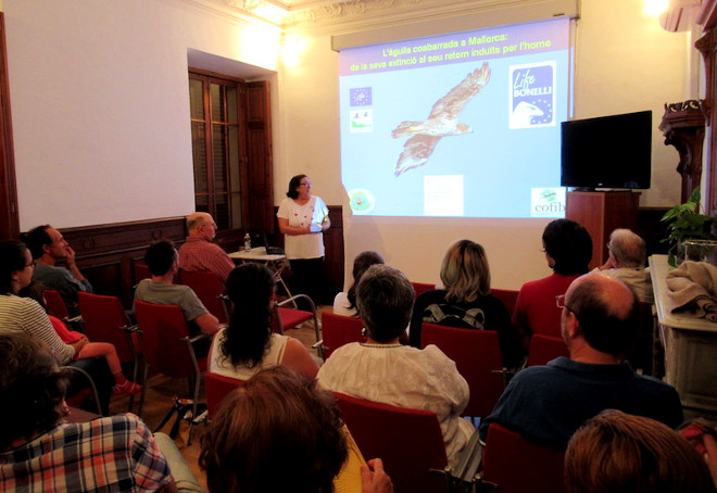 Carlota Viada se dirige a los asistentes a la charla en el Museo Balear de Historia Natural, en Sóller (Mallorca).