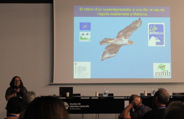 Carlota Viada (COFIB) al inicio de su ponencia oral sobre la reintroducción del águila de Bonelli en Mallorca.