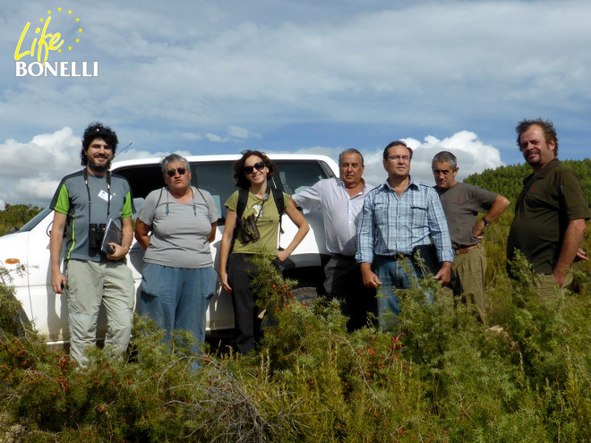 The technical staff of the LIFE Bonelli Project (GAN and the Government of Navarra), the Mayor of Gallipienzo/Galipentzu, representatives of the Hunting Society San Zoilo and officers of the Forest Rangers of the Government of Navarra participated on a working day, visiting the locations of Valdescura and Engubelea within the municipality of Gallipienzo.