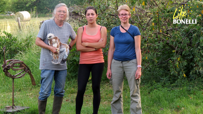 Jean-Claude Mourgues avec Zahara et deux membres de GREFA qui préparent le transfert en Espagne.