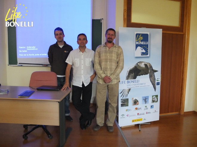 Foto nº 5.- D. Pablo Izquierdo Cezón. ( a la izquierda) responsable de los programas de cría. GREFA, junto a otros dos ponentes.