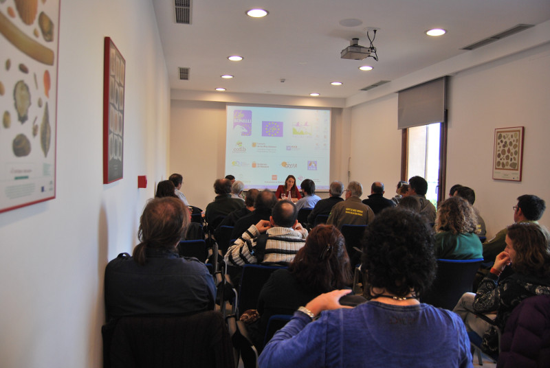 Neus Lliteras, General Director of Natural Environment for the Balearic Government, introduces the first conference of the LIFE BONELLI Project (Photo: Maripau Ruiz).