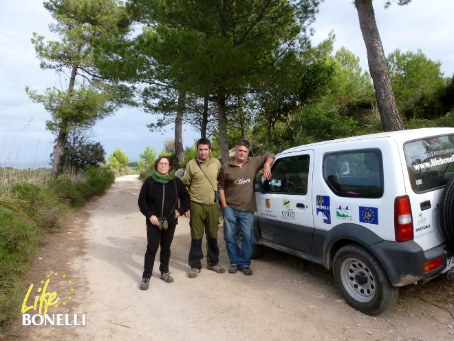 Carlota Viada (COFIB), Tomeu Morro (del IBANAT, entidad colaboradora) y Ernesto Álvarez (GREFA) en la zona de liberación de Dílar, en el Parque Natural de Levante de Mallorca.