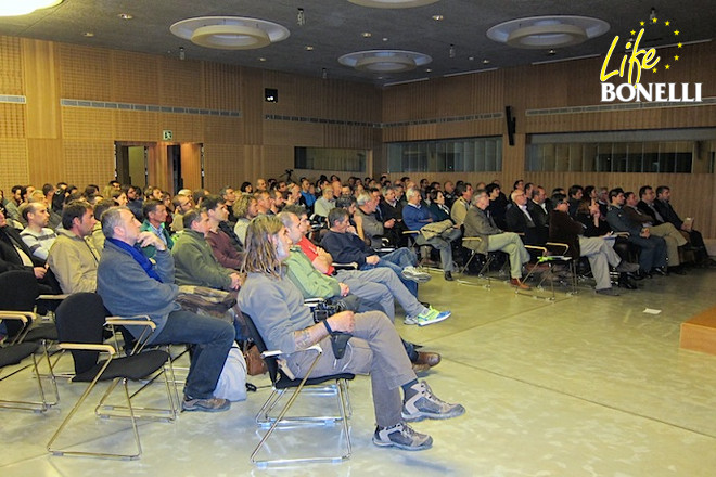 Más de un centenar de personas, en buena parte procedentes del sector cinegético, acudieron a escuchar a Miguel Delibes.