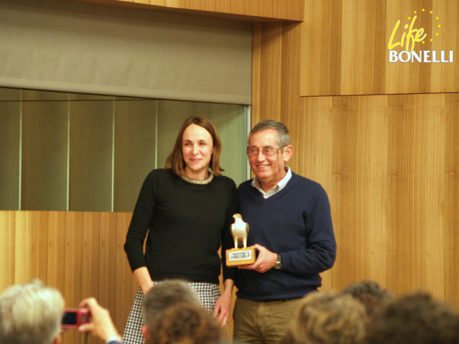 Como nuevo padrino de LIFE Bonelli, Miguel Delibes muestra la estatuilla de un águila de Bonelli que le entregó Neus Lliteras, directora general de Medio Natural del Gobierno Balear.