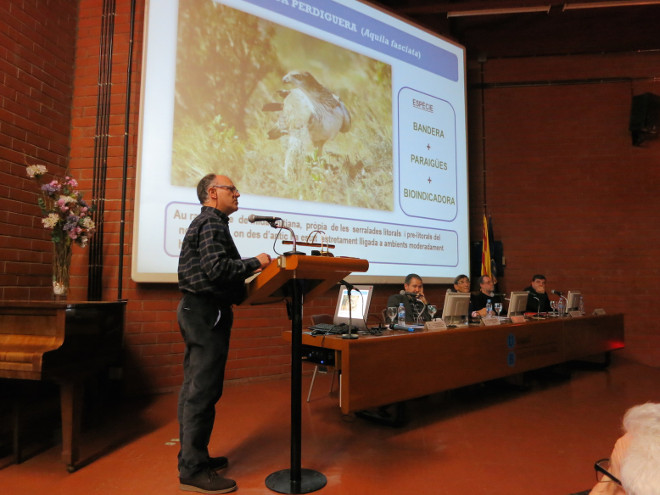 Joan Real en un momento de la presentación de la guía sobre el águila de Bonelli.