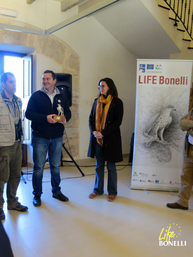 Rafael Villafuerte luce la estatuilla que, como nuevo Padrino de LIFE Bonelli, le acaba de entregar Caterina Amengual, directora general de Medio Natural de Baleares. 