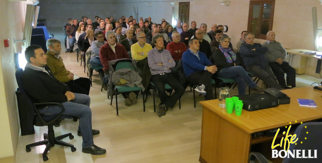 Sala de plenos del Ayuntamiento de Andratx, completamente llena para escuchar a Rafael Villafuerte (sentado a la izquierda, antes de iniciar su conferencia)