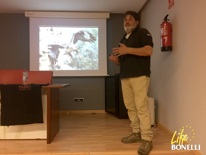Ernesto Álvarez, de GREFA, se dirige a los participantes en las jornadas organizadas por Avafes Córdoba, delante de la imagen de un águila de Bonelli en vuelo.