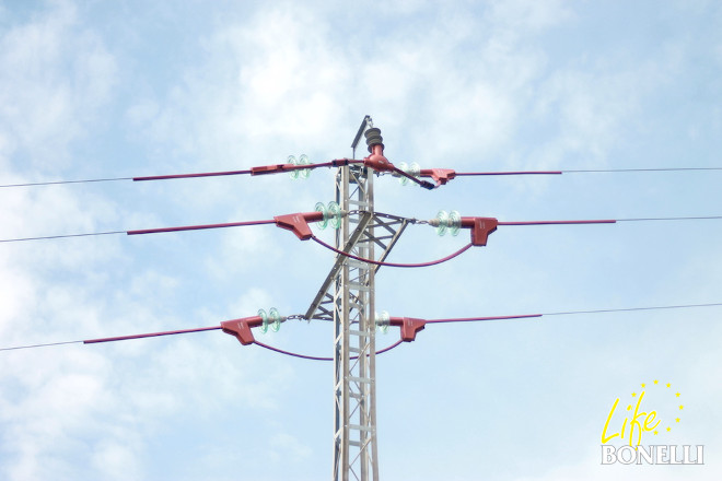 Cruceta en cruz con todos sus elementos peligrosos aislados de un apoyo del tendido eléctrico corregido.