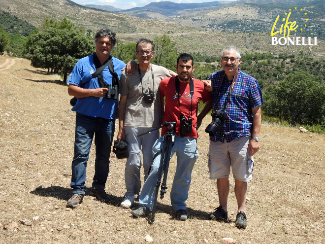 Nuestros invitados franceses posan junto a miembros de GREFA en una zona de actuación de LIFE Bonelli en la Comunidad de Madrid.