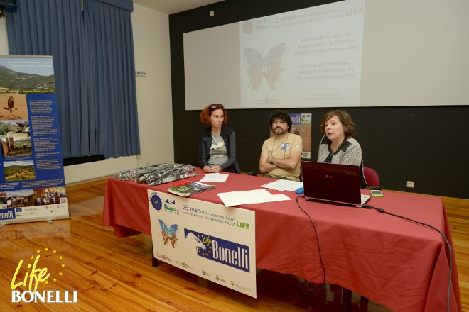 La consejera de Desarrollo Rural, Medio Ambiente y Ordenación del Territorio, Isabel Elizalde, ,Gloria Giralda (Jefa de la Sección de Gestión de la Comarca Pirenaica) y Alfonso Llamas (técnico de Gestión Ambiental de Navarra y coordinador del LIFE BONELLI)