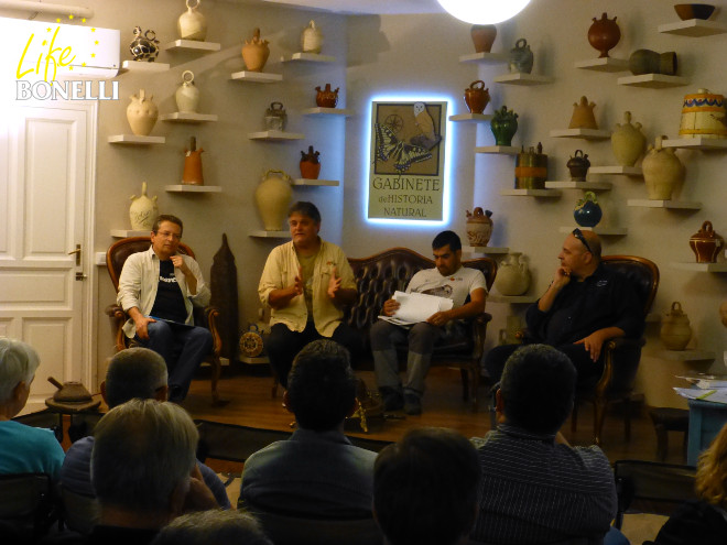 Ernesto Álvarez, de GREFA (segundo por la izquierda) se dirige a los asistentes al Gabinete de Historia Natural a convocatoria de la revista Quercus. Foto: María Luisa Fernández del Castillo.