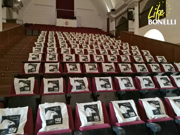 Bolsas de material para los asistentes, en el Auditorio del Carmen, de Sangüesa.