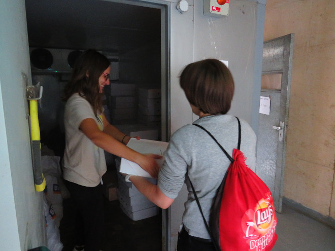 Momento de la cesión de una caja de alimento a GREFA por parte de Pequeños Mamíferos.