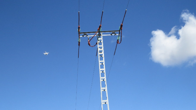 El apoyo donde murió "Coín", ya aislado. A la derecha se observa un dron que sirve de apoyo a los trabajos de corrección de tendidos.