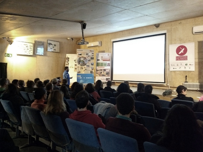 Juan José Iglesias, biólogo de GREFA, explica la problemática de las electrocuciones en el taller-seminario.