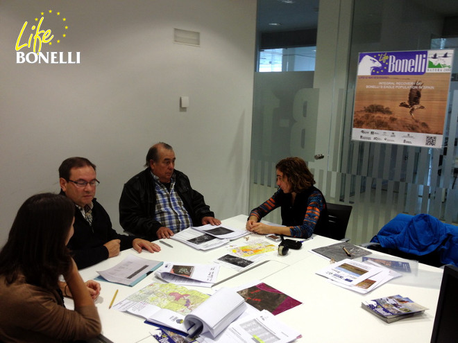 Réunion entre les représentants de l'Association de Chasseurs San Zoilo (Gallipienzo) et les agents techniques de LIFE Bonelli, la Section Habitat et la Section Chasse et Pêche du Gouvernement de Navarre.