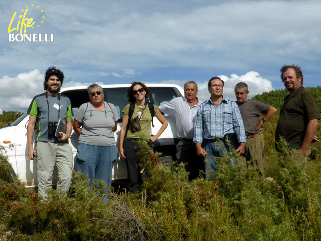 Jornada de trabajo entre personal técnico del LIFE Bonelli (GAN y Gobierno de Navarra), Alcaldesa de Gallipienzo/Galipentzu, representantes de la Asociación de de Cazadores San Zoilo y agentes de Guarderío Forestal de Gobierno de Navarra. Durante la jornada de campo se visitaron los parajes de Valescura y Engubelea en el TM de Gallipienzo.