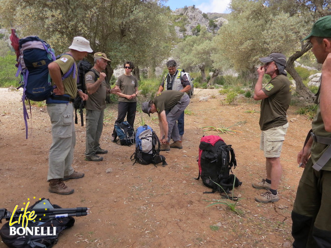 Equipo preparado para iniciar el trayecto hasta la parte alta del nido para el marcaje de los dos pollos de Mortitx  (Foto: Carlota Viada).